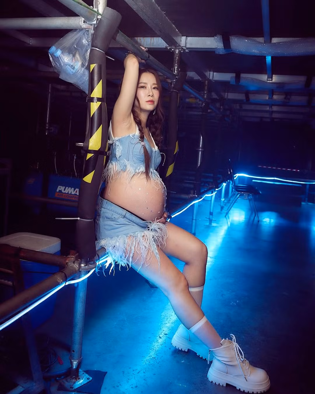 Mặc dù phải "vác" chiếc bầu vượt mặt, thế nhưng Belle gần như không hề bị cản trở hay cảm thấy khó khăn. Nữ ca sĩ vẫn biểu diễn vô cùng tự tin trong sự hò reo cổ vũ của khán giả.
