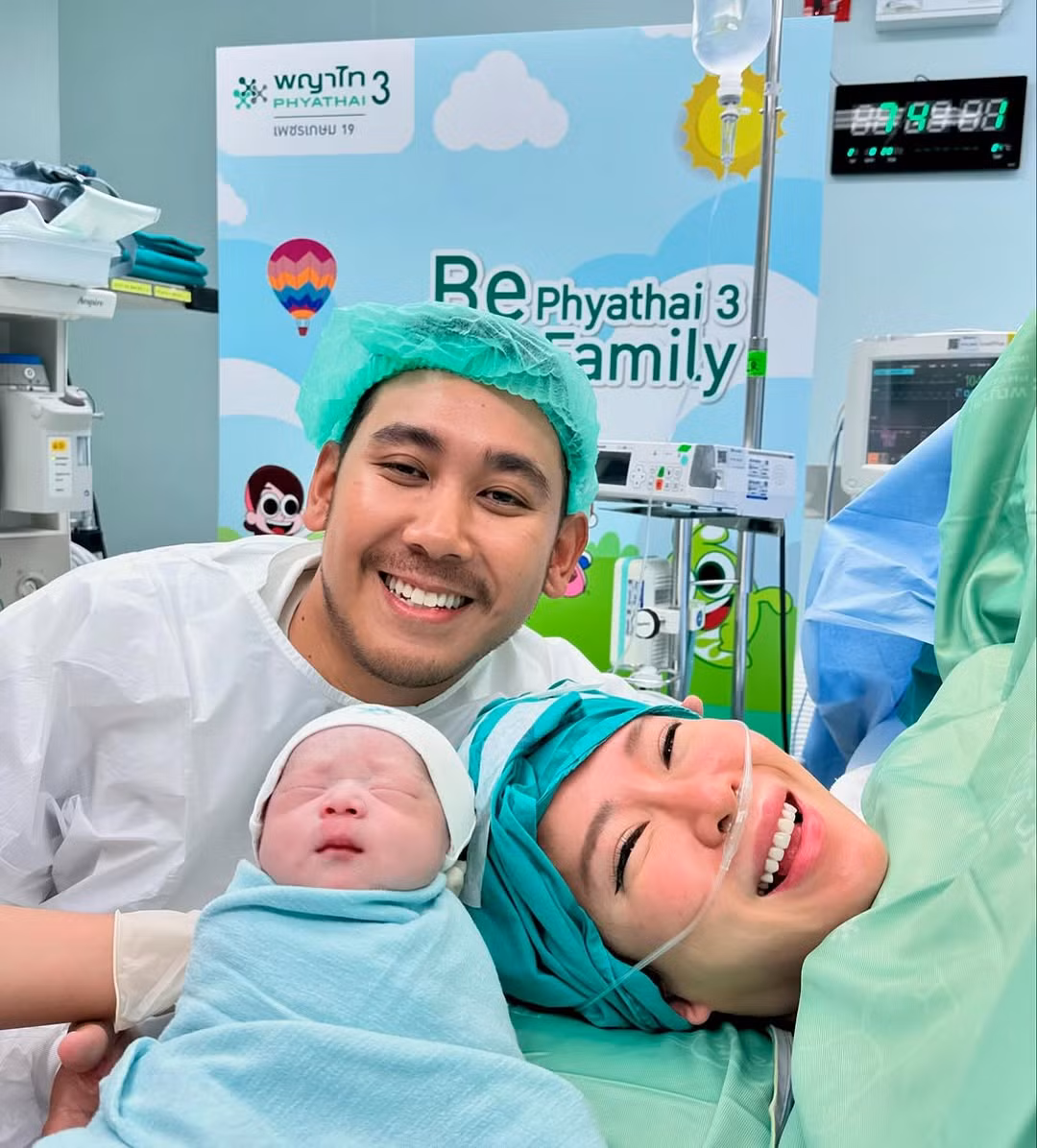 Đến ngày 29/10, Belle chính thức nhập viện và hạ sinh thành công con trai đầu lòng. Theo nguồn tin, con trai của Belle khi sinh ra nặng 3.1 ký và cao 51cm, cho thấy trạng thái rất khỏe mạnh.