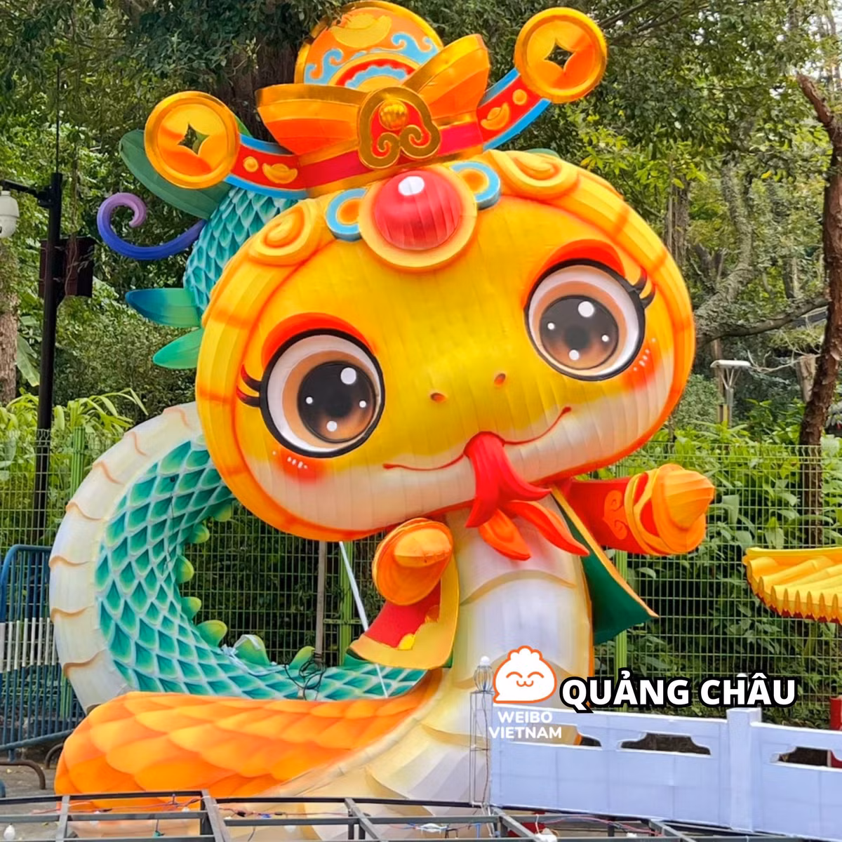Mô hình đáng yêu nhất gợi tên chú rắn ở Quảng Châu.