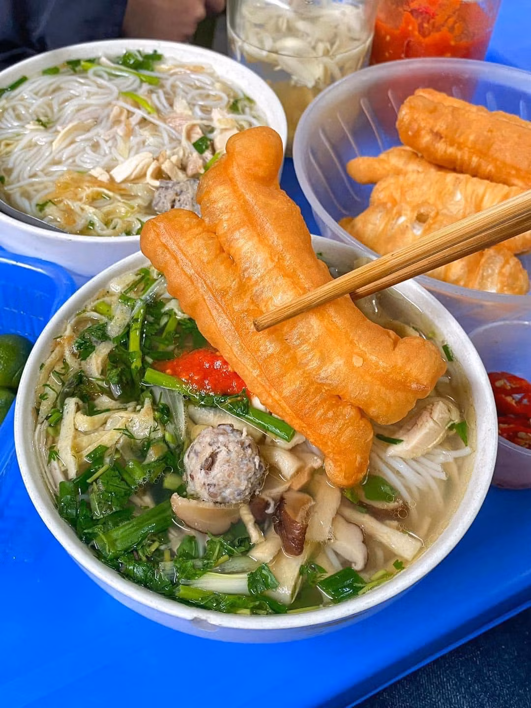 Đây cũng là một món ăn được nhiều người Hà Nội xưa nói đùa là món ăn để mẹ chồng thử tài nàng dâu. Nàng dâu có khéo tay, có đảm đang, mới có thể nấu ra được một bát bún đánh thức vị giác.