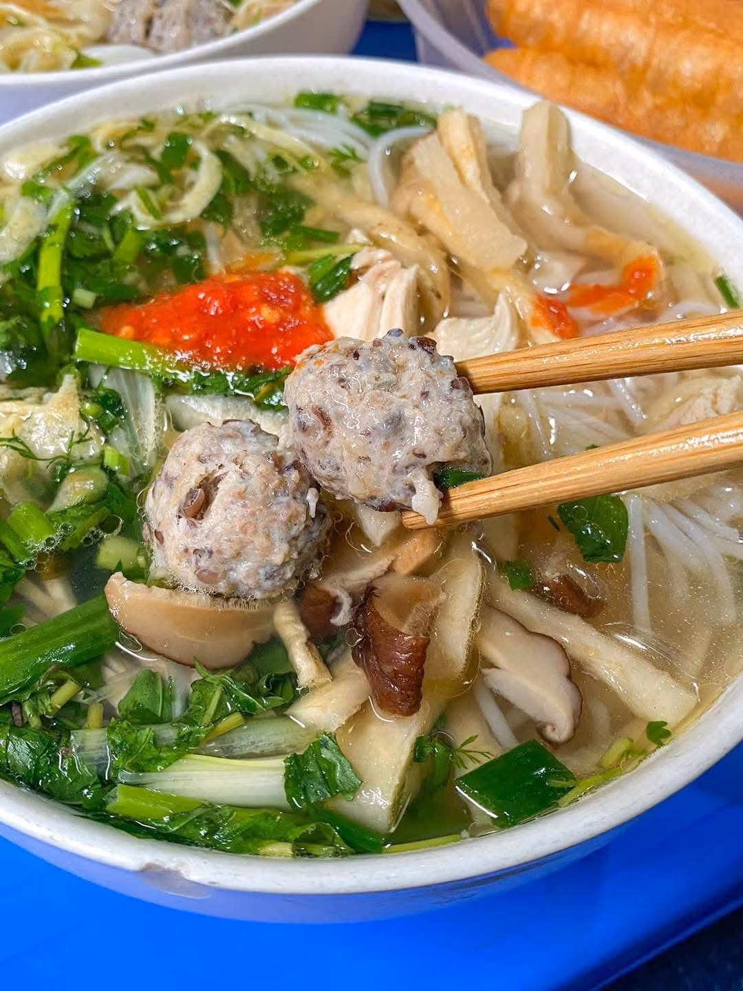Với món bún thang, nhiều người thường dùng sau mùng 2 Tết, khi cả nhà đã bắt đầu ngán ngẩm thịt gà, bánh chưng. Món bún thang để làm được thì cầu kỳ, nhà đông người mới làm nấu được.