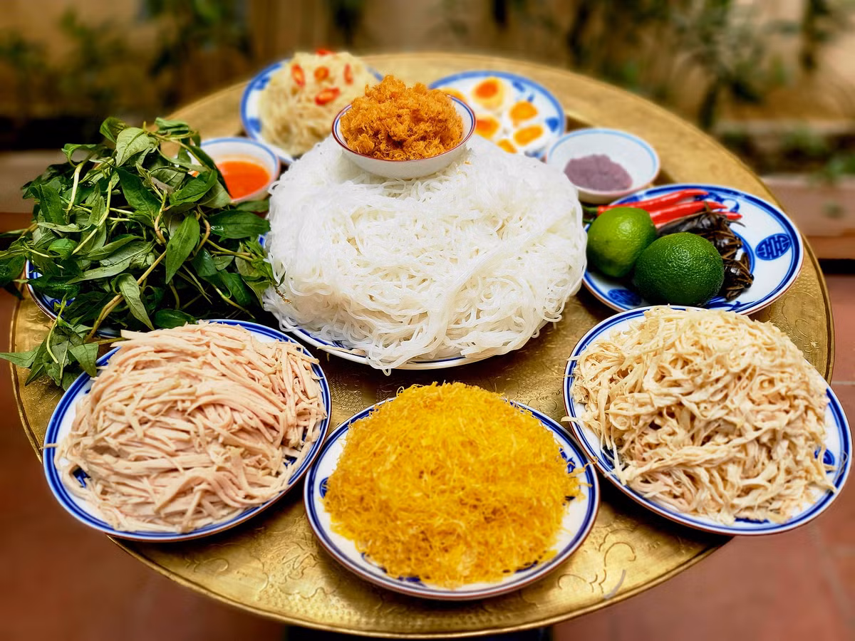 Cái thanh của nước dùng có vị thoang thoảng của tôm, vị mặn mòi của mắm tôm, hơi cay tê của cà cuống, thi thoảng vài miếng củ cải giòn, vừa múc nước dùng vừa cảm nhận mùi thơm của bếp củi.