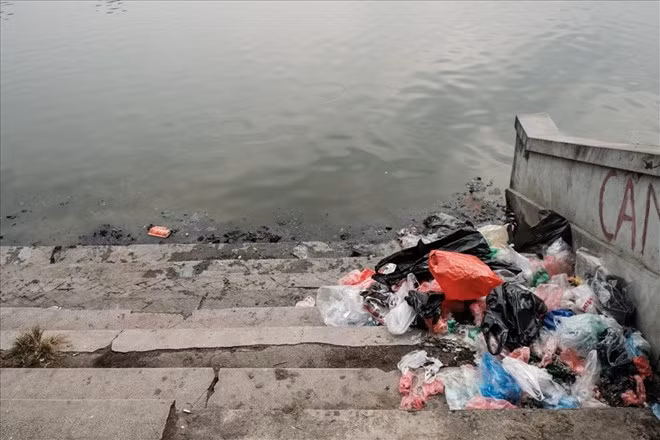 Thả cá chép có ý nghĩa phóng sinh hướng mọi người đến những giá trị nhân văn tốt đẹp trong cuộc sống, nhắc nhở mọi người cần làm nhiều việc thiện, tránh xa việc ác. Thế nhưng việc xả rác như thế này thì có thể coi là việc thiện hay không...