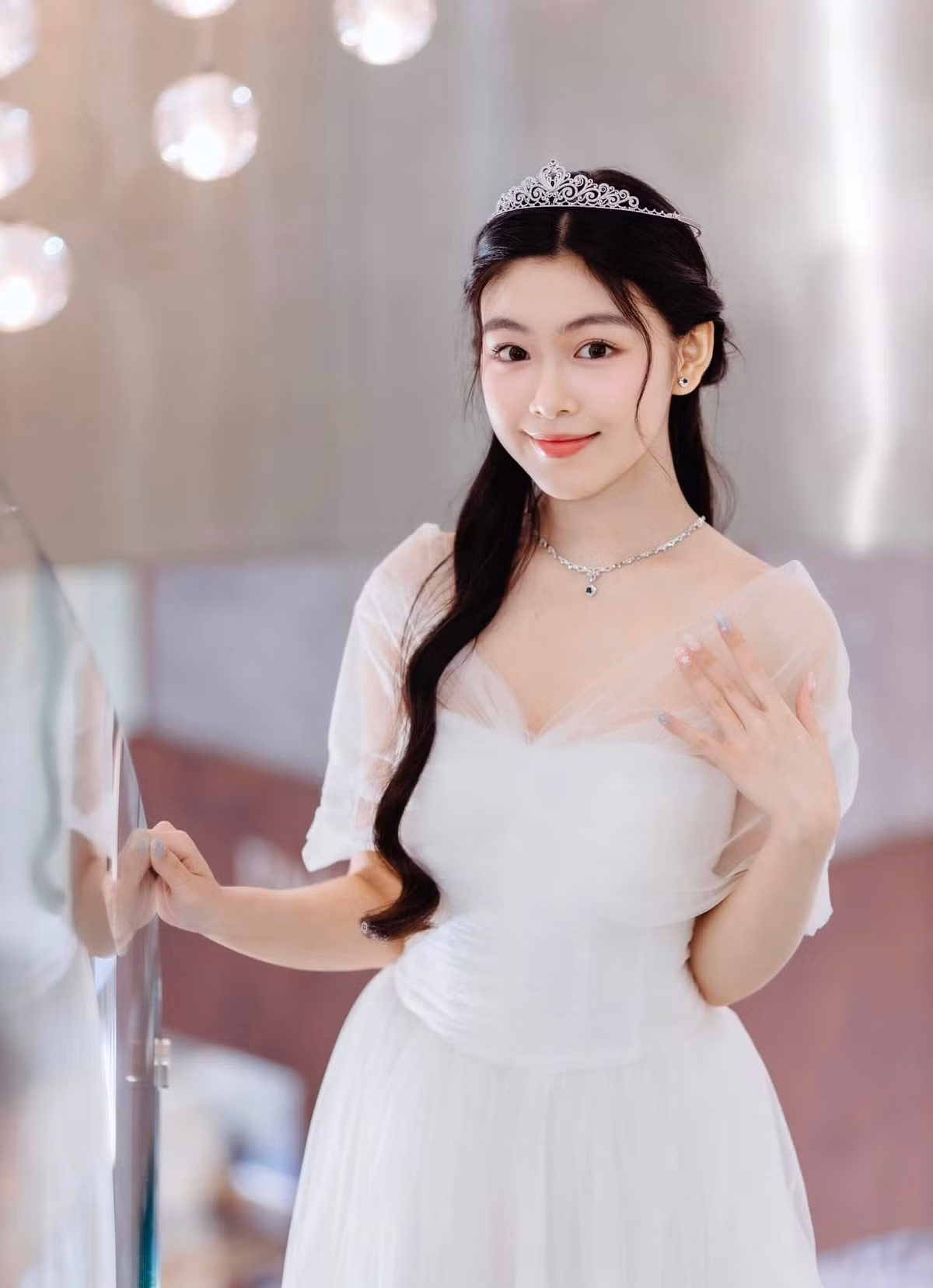 Lọ Lem, tên thật là Mai Thảo Linh, là con gái đầu lòng của MC Quyền Linh và doanh nhân Dạ Thảo. Sinh ra trong một gia đình nghệ thuật, Lọ Lem ngay từ nhỏ đã được nhiều người yêu mến bởi vẻ ngoài xinh xắn, đáng yêu.