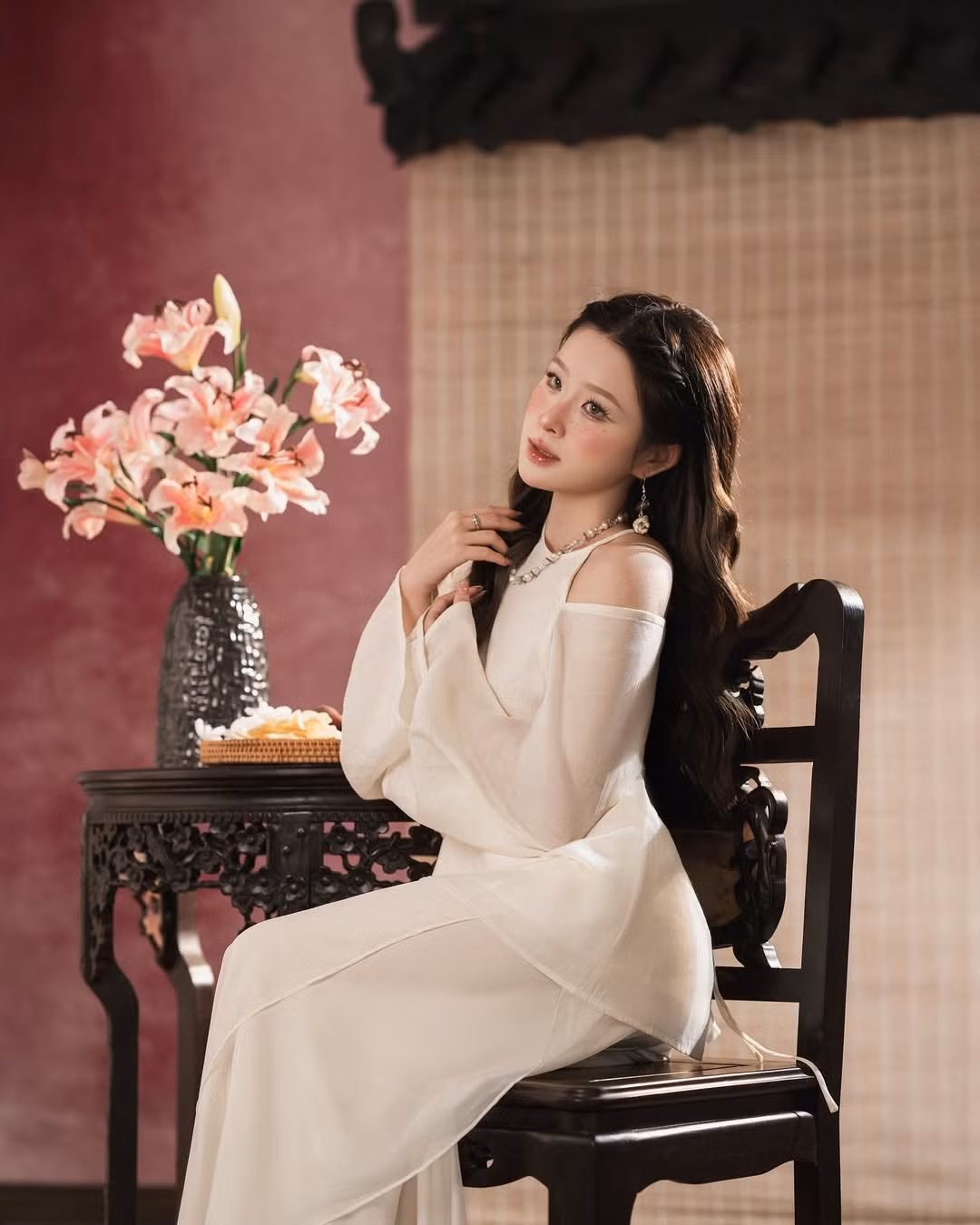Mái tóc dài được tết nhẹ nhàng, kết hợp cùng cách trang điểm nhấn nhá ở phần phấn má như trái đào mọng ngọt ngào, giúp cô nàng khoe trọn vẻ đẹp tự nhiên, xinh xắn.