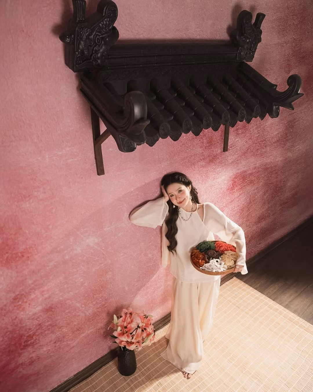 Mọi người biết đến Chao không chỉ bởi gia thế, mà còn bởi sự giỏi giang của cô nàng Gen Z này, nhất là trong thành tích học tập. Năm 17 tuổi, Chao đã đạt IELTS 8.0, rồi một năm sau đó cô nàng chính thức thi đỗ vào Đại học New York (Mỹ) - ngôi trường xếp hạng thứ 39 toàn thế giới theo bảng xếp hạng QS.