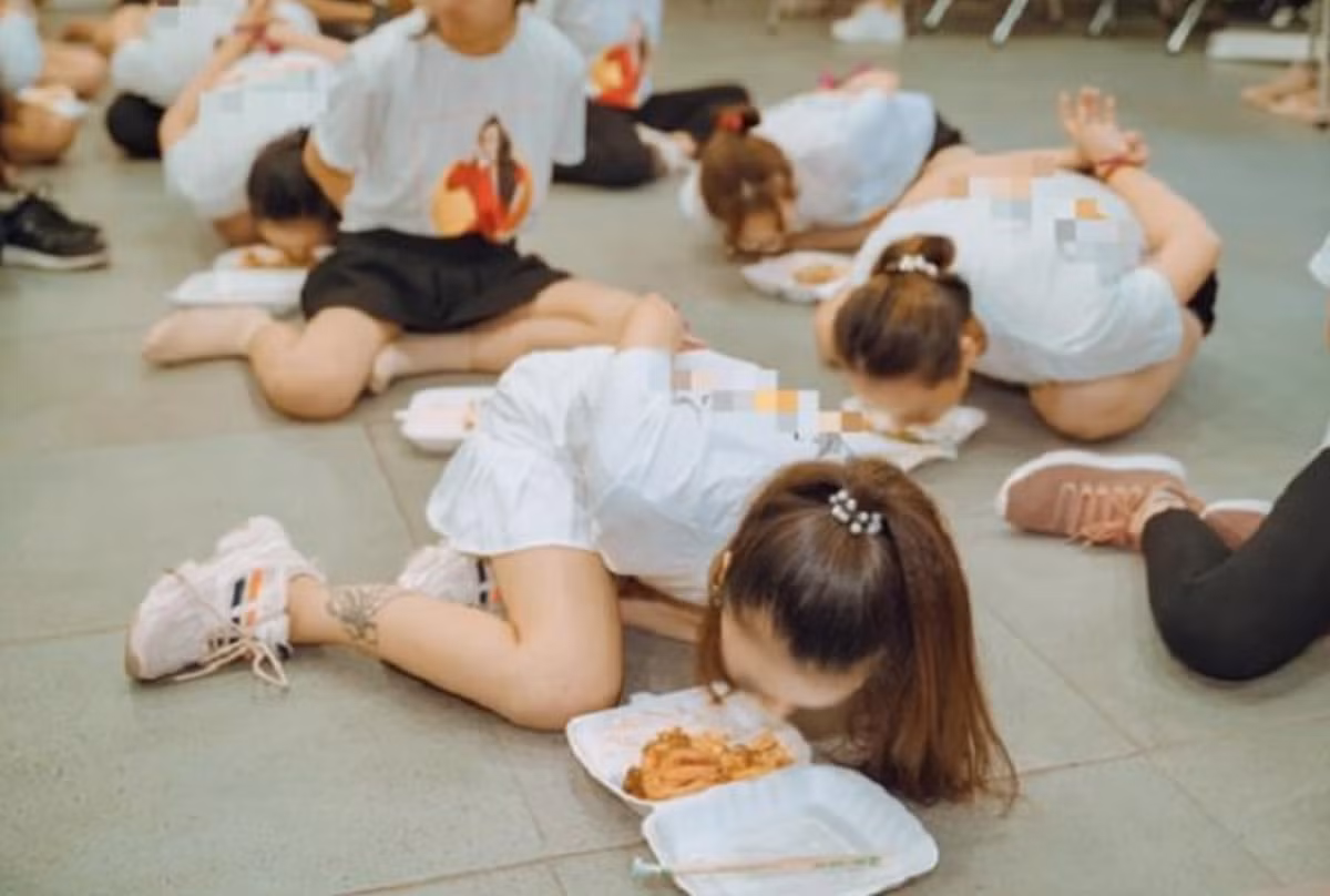 Thử thách trói quặt tay, nằm bò ra sàn ăn cơm của một đơn vị gây tranh cãi vào năm 2020.