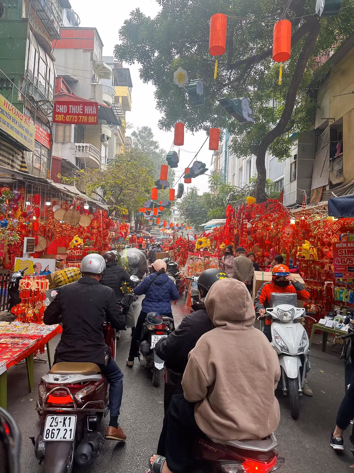 Còn một tuần nữa là đến Tết Nguyên đán Ất Tỵ 2025, hoạt động mua sắm tại khu vực phố cổ Hà Nội đang diễn ra rất sôi động. Những tuyến phố bán đồ trang trí như Hàng Mã, Hàng Lược, hay địa điểm bán bánh kẹo Tết như Đồng Xuân bắt đầu đông người mua sắm từ sáng sớm đến tận 10h đêm.