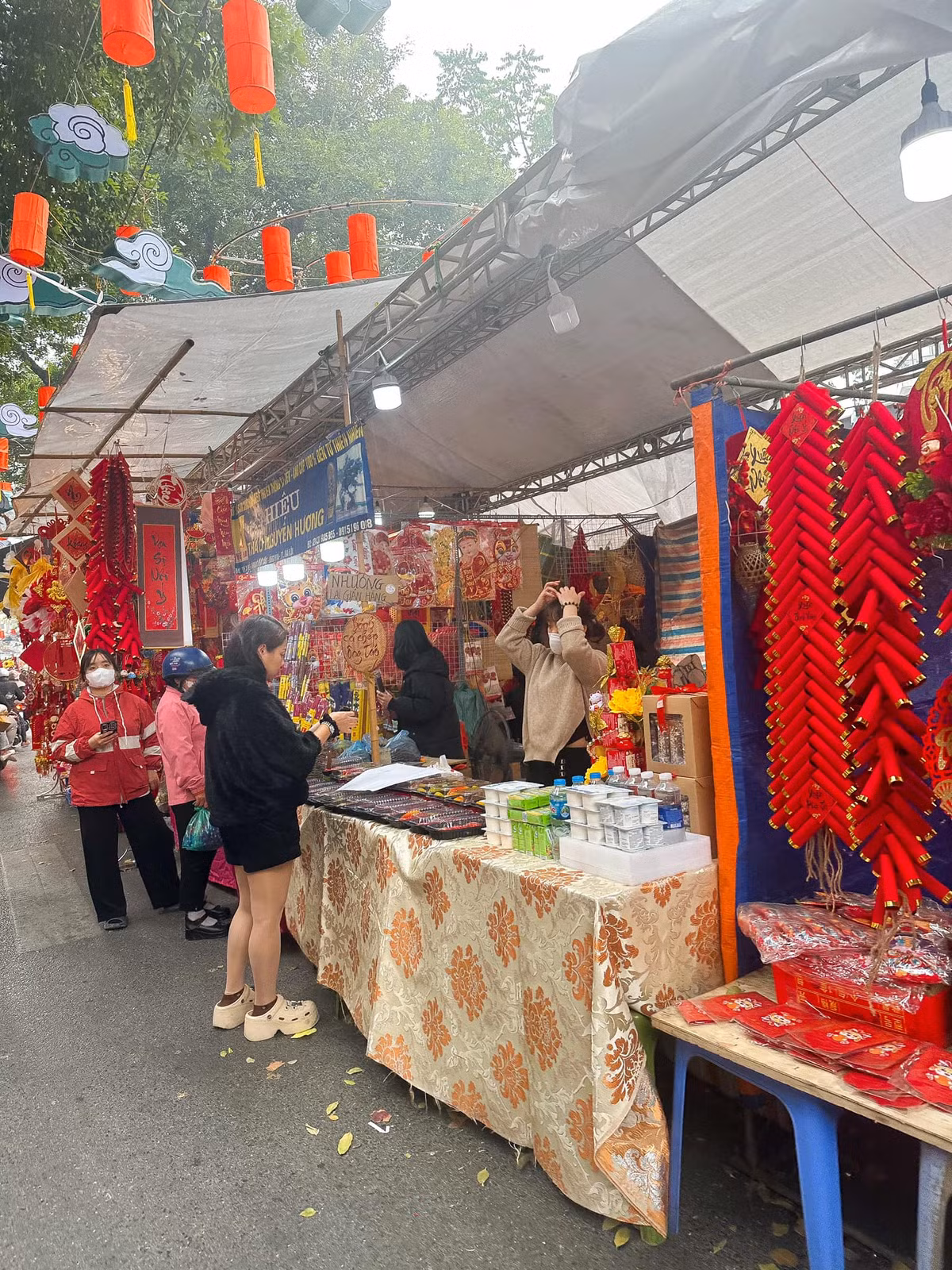 Người dân đến chợ không chỉ mua sắm đồ trang trí, nơi đây còn là điểm đến để cảm nhận không khí Tết cổ truyền.