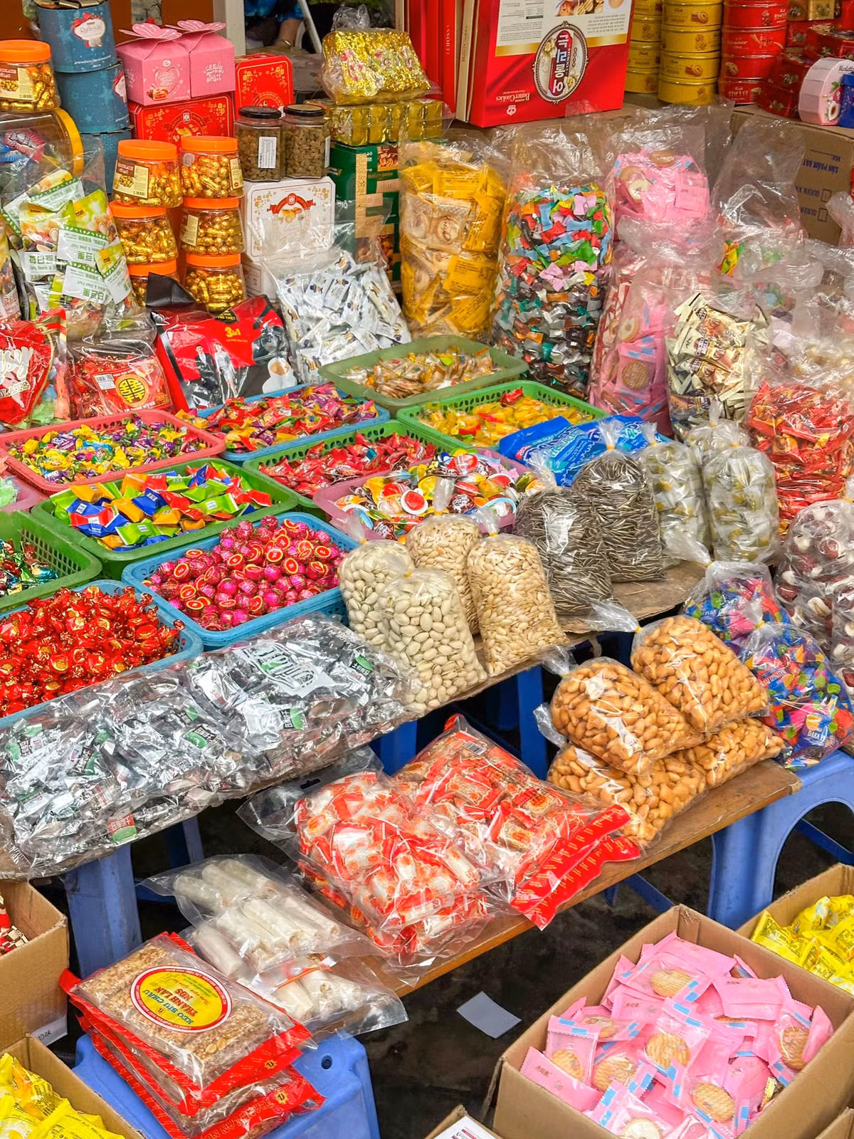 Phố Hàng Mã (Hà Nội) rực rỡ sắc vàng, đỏ của đồ trang trí Tết, báo hiệu một mùa xuân đang đến gần.