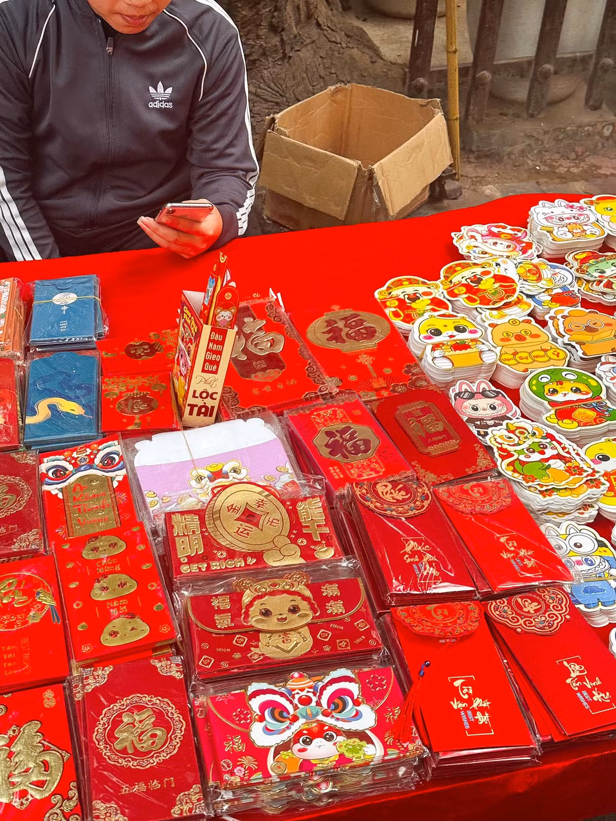 Thông thường, không khí chợ Tết tại các tuyến đường phố cổ Hà Nội bắt đầu tấp nập từ bây giờ cho đến 30 Tết.