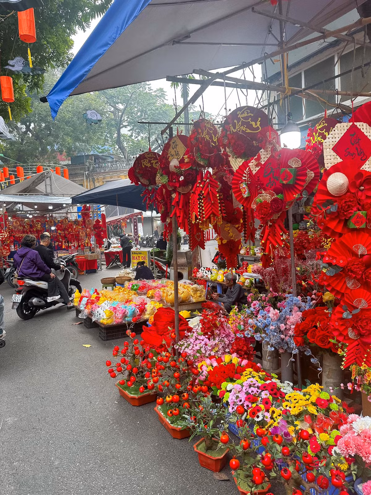 Nhiều tiểu thương thường thay phiên nhau để canh hàng, cũng như về ngủ vào ban đêm.