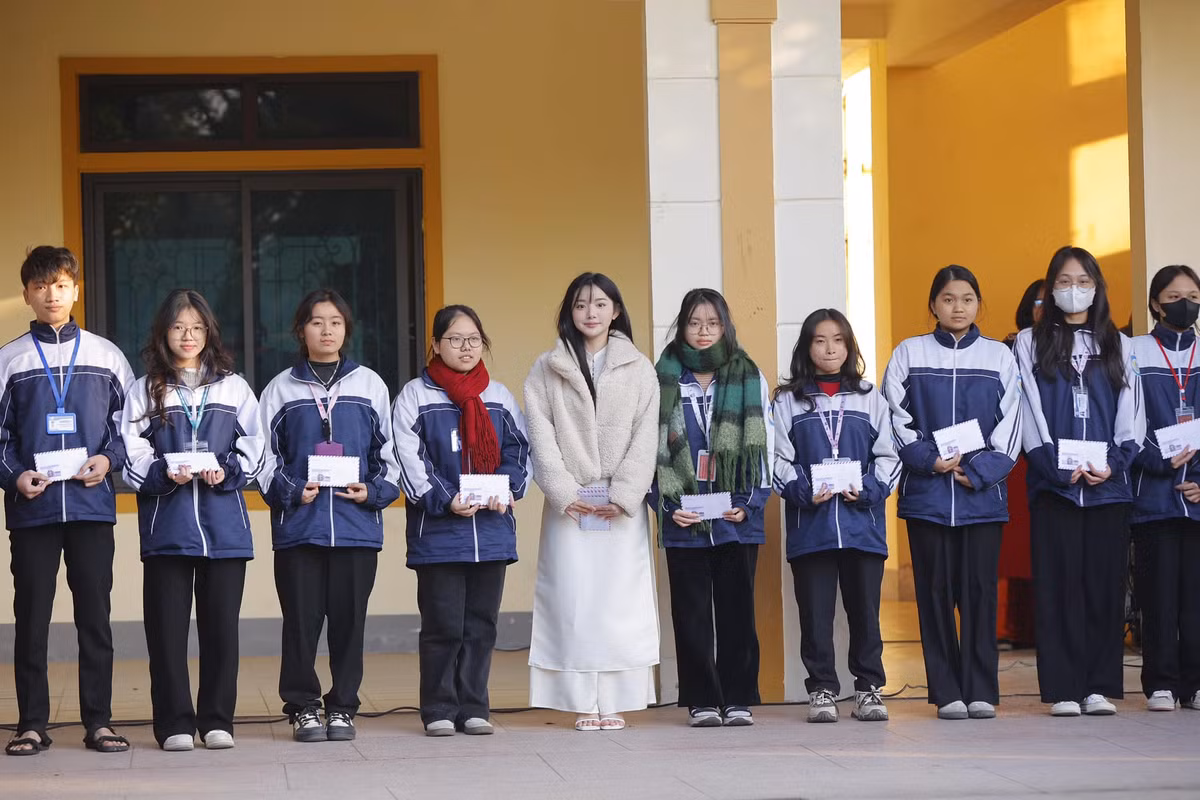 Dù ra trường chưa lâu, tuy nhiên cô nàng đã thể hiện tấm lòng tri ân cho trường cũ khi mới đây, Quỳnh Trương quay trở về trường và trao tặng quỹ học bổng của trường số tiền 300.000 triệu đồng.