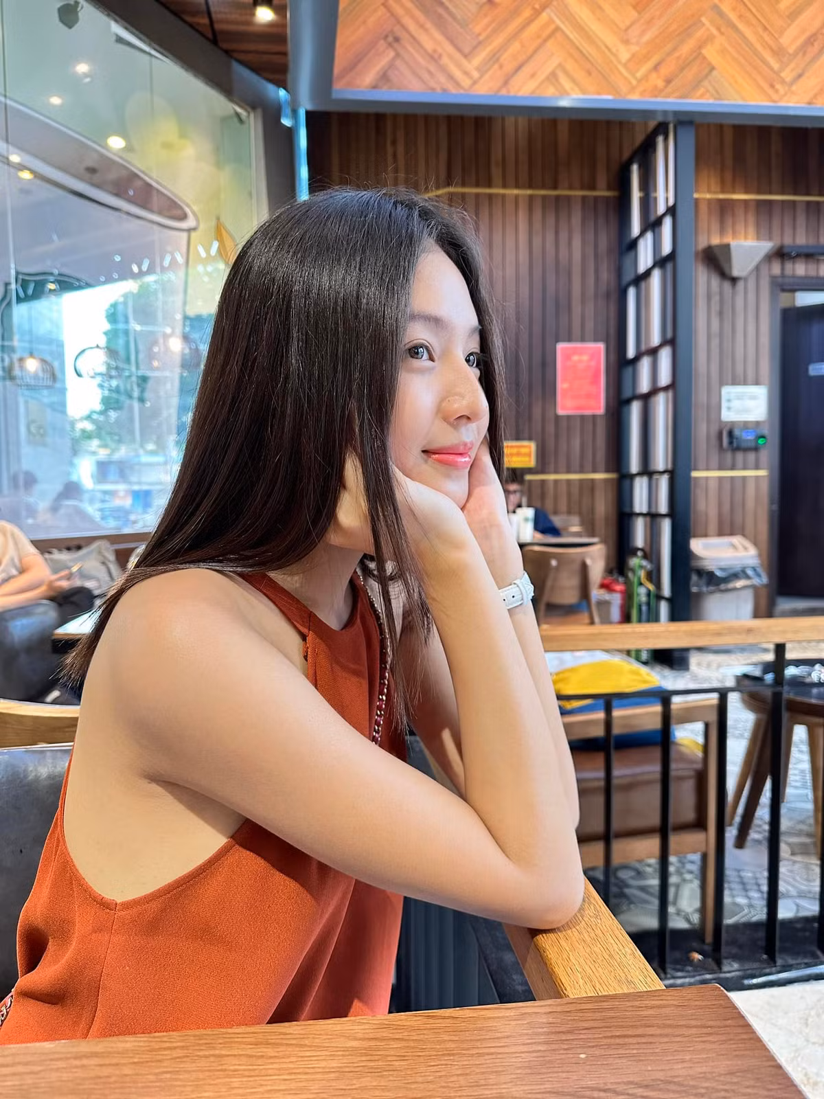 Cô nàng sở hữu nét đẹp trong sáng, nhẹ nhàng, chính vậy trên màn ảnh thường được đảm nhận các vai diễn có tính cách nết na, thùy mị.
