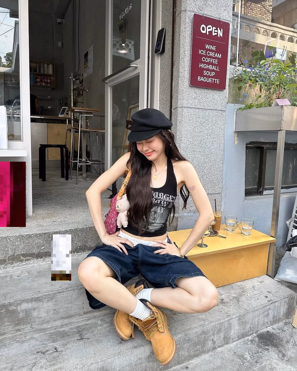 Xu hướng "lộ nội y" không phải là điều mới lạ. Theo Hypebae, nó đã bắt đầu từ những năm 2000 như một biến thể của phong cách "mặc đồ lót như áo khoác ngoài". Tuy nhiên, đến năm 2023, trào lưu này đã được cách tân và trở nên phổ biến hơn bao giờ hết.