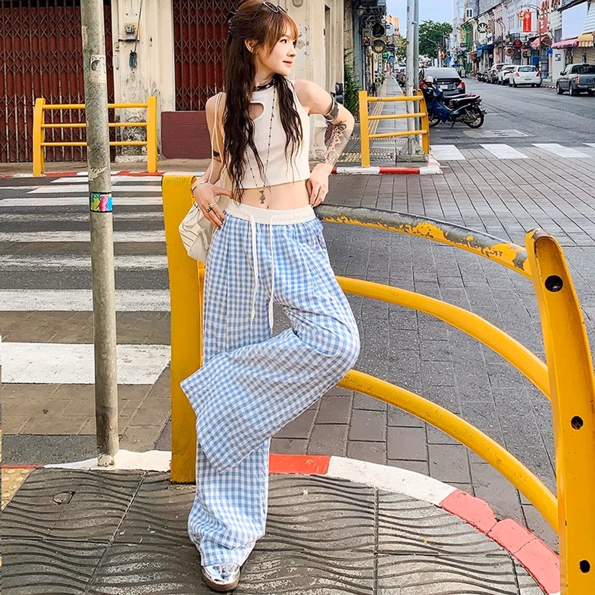 Nhiều shop đồ thời trang còn biến tấu phong cách mặc đồ lộ nội y này với những thiết kế mang tính ứng dụng cao, giá thành rẻ nên được các bạn trẻ vô cùng ưa thích.
