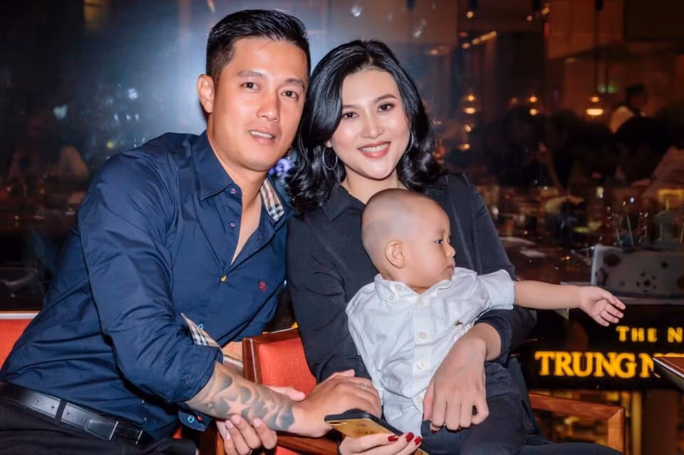 Được biết, ban đầu Lê Sỹ Mạnh là người chủ động nhắn tin, cưa cẩm người đẹp.