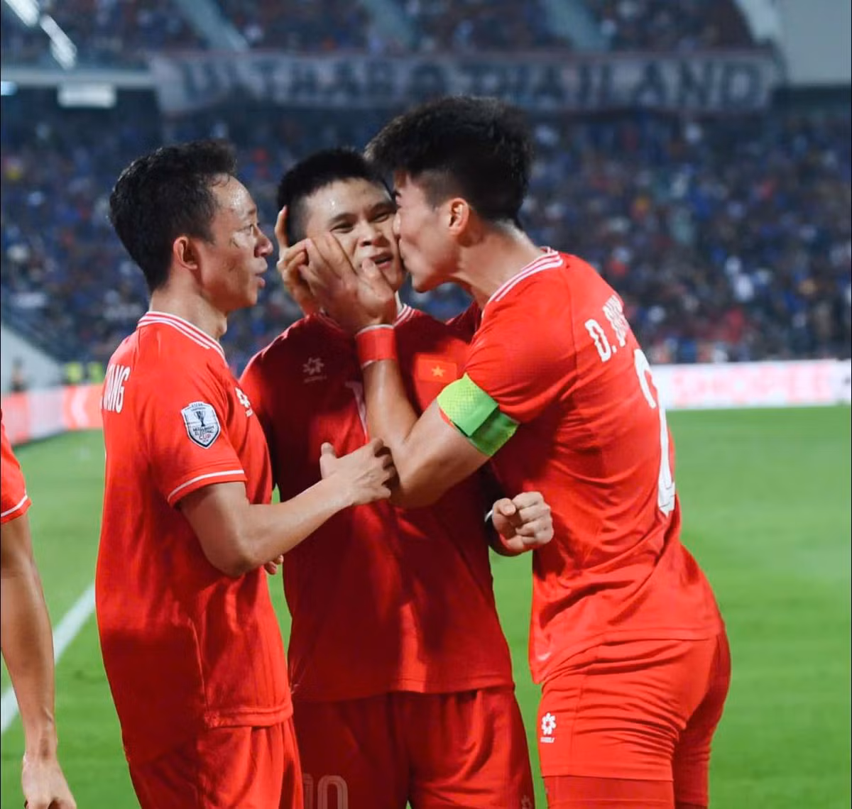 Sau khi chính thức vô địch, Duy Mạnh đã chạy đi thơm má rất nhiều người. Có thể kể đến những cái tên quen thuộc trong làng bóng đá như Phạm Tuấn Hải - người ghi bàn mở tỷ số...