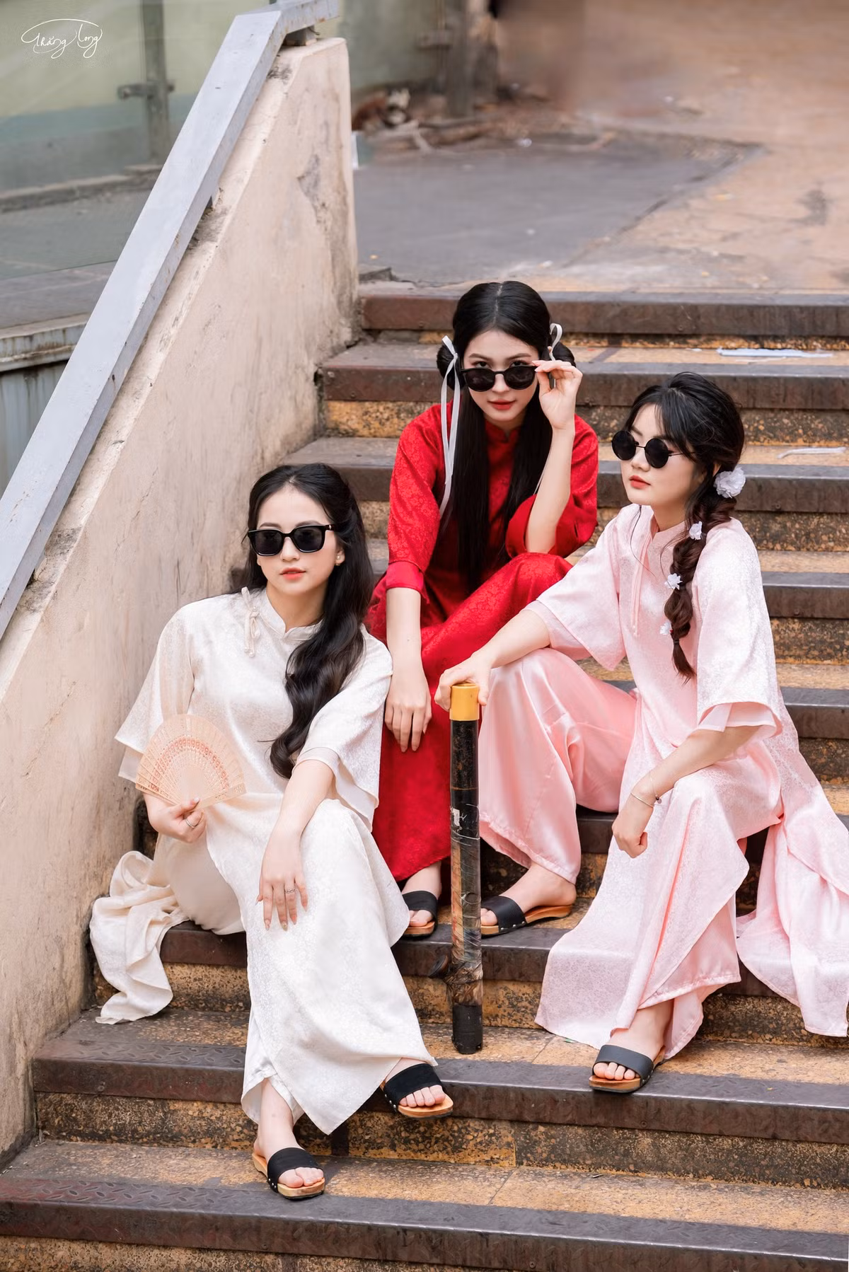 Những góc được các bạn trẻ yêu thích để chekc-in trong bộ ảnh Tết ở chợ Đồng Xuân thường là khu cầu thang lên xuống, các hàng bánh kẹo, mứt hoa quả nhiều màu sắc, các hàng hoa...