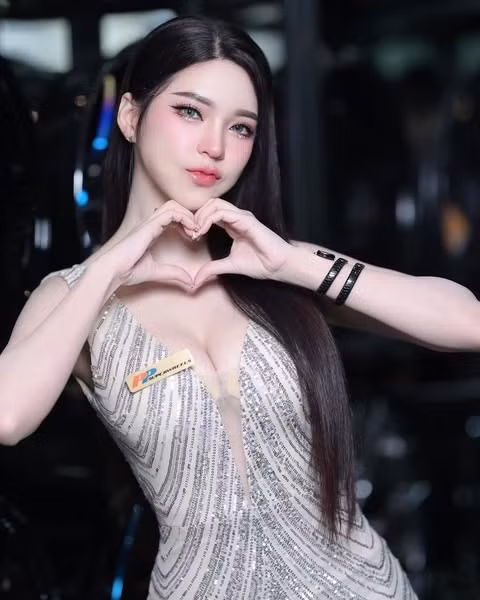 Cô nàng là nữ người mẫu quen mặt trong nhiều sự kiện lớn về ô tô và công nghệ.