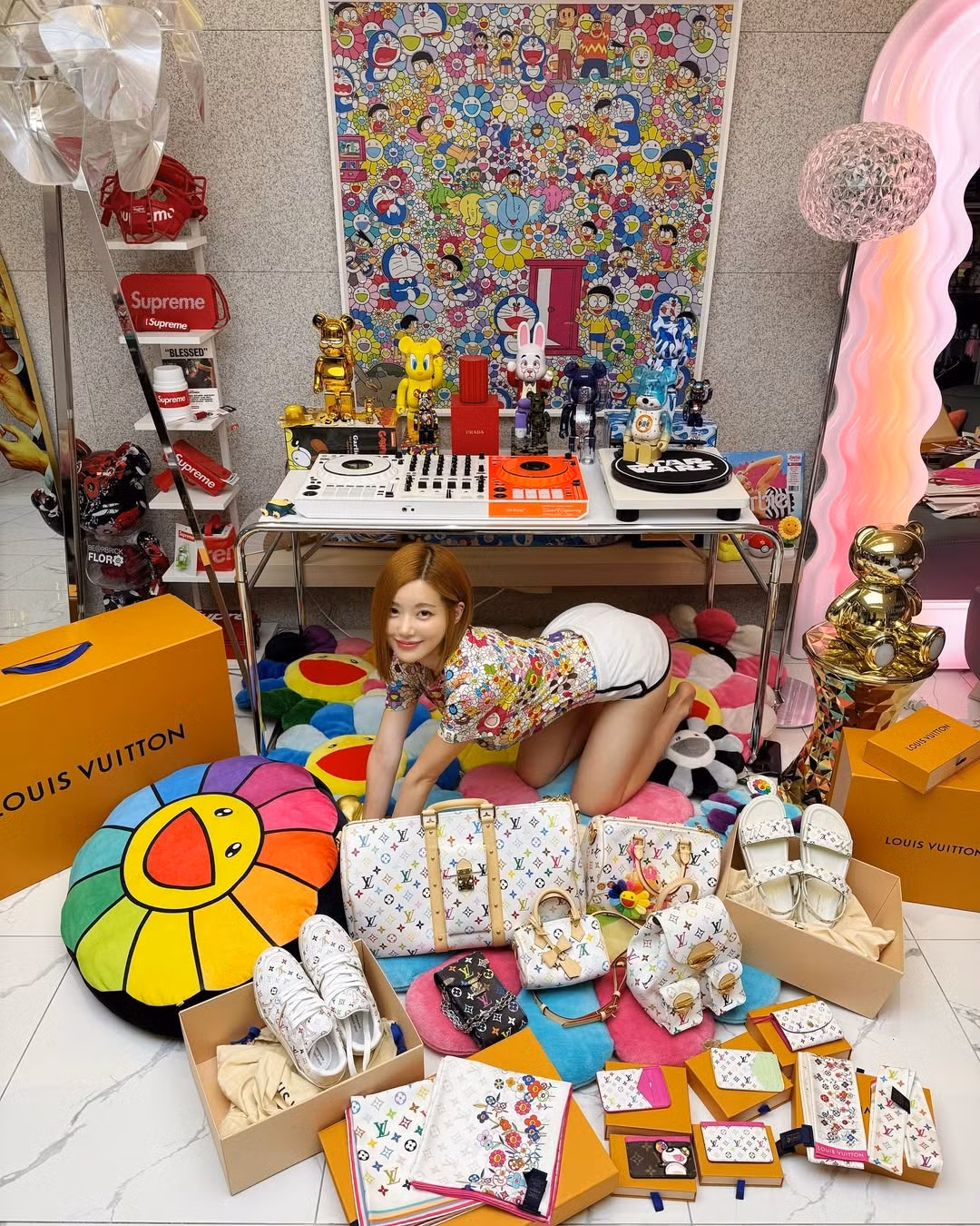 Mới đây trên trang cá nhân, cô nàng DJ Soda vừa đăng tải loạt ảnh unbox loạt đồ hiệu cùng đến từ thương hiệu xa xỉ Louis Vuitton.