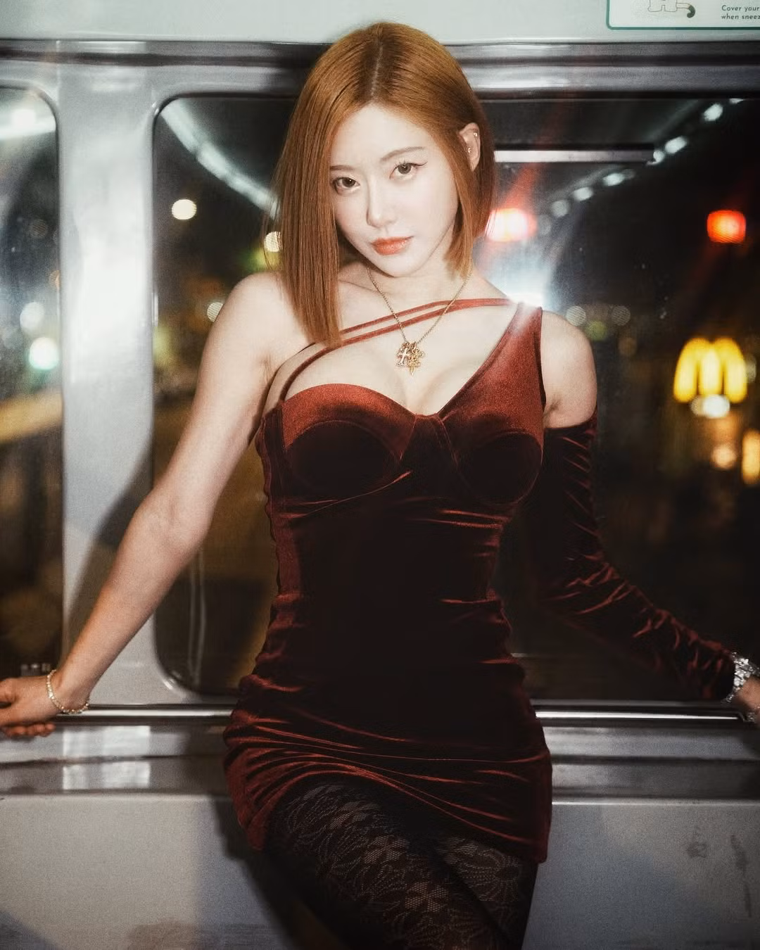 DJ Soda được mệnh danh là "phù thủy âm thanh xứ kim chi" hay "búp bê sống" bởi vẻ ngoài xinh xắn và tài năng âm nhạc của mình.