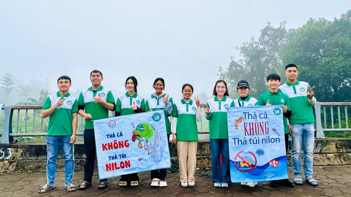 Các bạn thanh niên, thậm chí học sinh cấp 2, cấp 3 cũng chung tay tuyên truyền thông điệp.