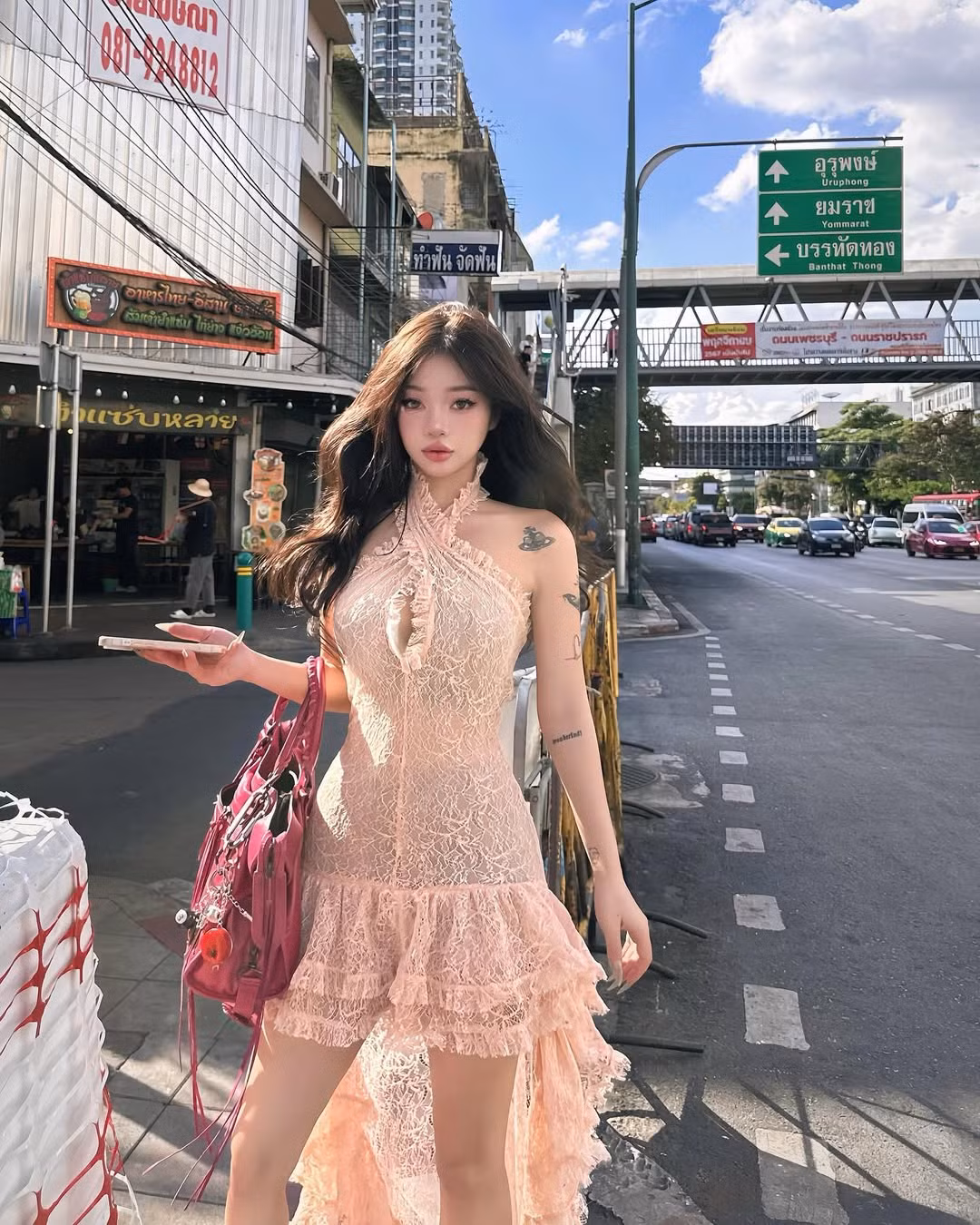 Nhờ phong cách ăn mặc có gu, cô nàng được rất nhiều nhãn hàng mời làm mẫu ảnh.
