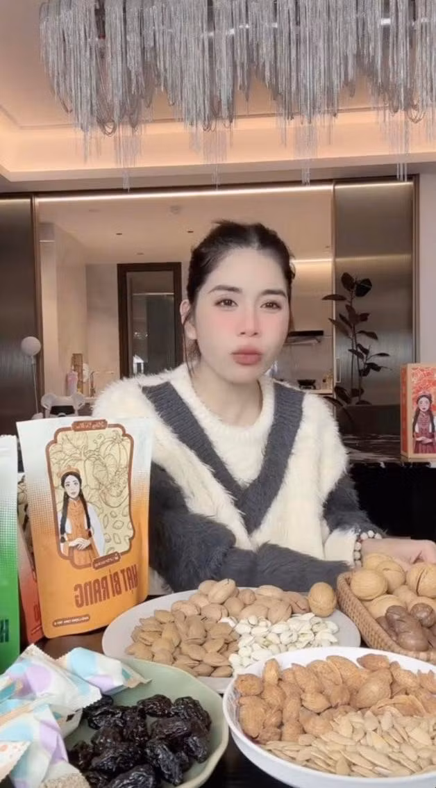 Nhận ra sự trớ trêu, Hằng Du Mục lập tức bày tỏ rằng mong mọi người hãy để sản phẩm có in hình cô vào một góc nhỏ nào đó, thậm chí để xuống chân bàn cũng được chứ cô không mong sẽ "lên trển". Hằng Du Mục nói: "Thôi mọi người ơi để em ở trong một cái góc nào nó nhỏ bé một xíu thôi được không mọi người. Em không cần lên trển mọi người ơi, em không cần phải lên đó làm gì đâu".