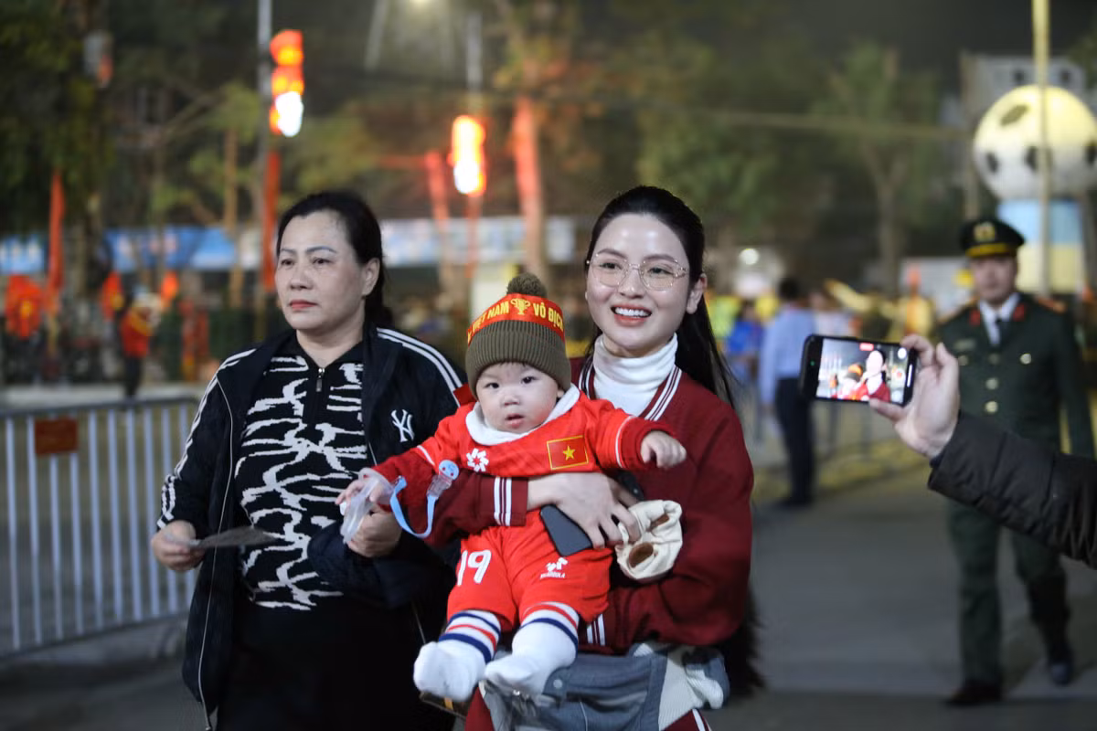 Chu Thanh Huyền cùng con trai đến cổ vũ cho ông xã Quang Hải. Cô nàng chưa bỏ qua một trận bóng nào trên sân Việt Trì của Việt Nam trong khuôn khổ AFF Cup năm nay.