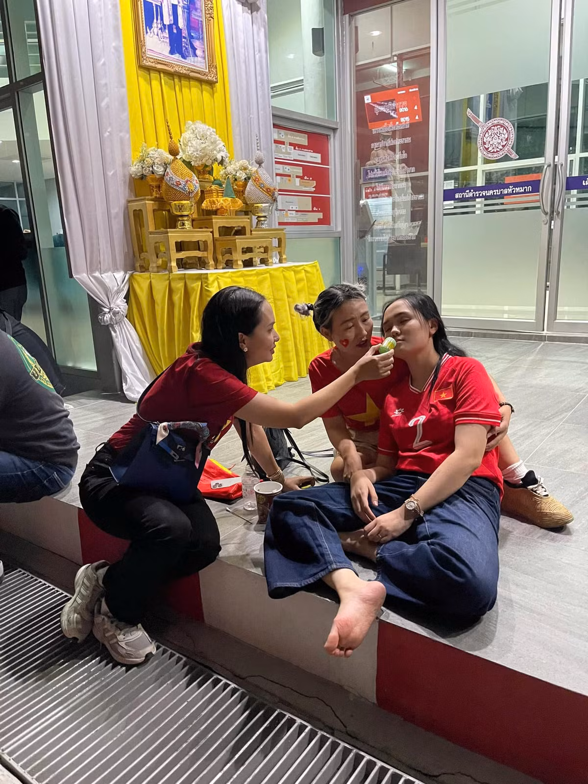 Mới đây trên trang cá nhân, bà xã Duy Mạnh - Nguyễn Quỳnh Anh vừa đăng tải khoảnh khắc không thể nào quên của mình trên hành trình qua Thái Lan cổ vũ chồng cùng tuyển Việt Nam. Cụ thể, cô nàng do "ăn mừng quá sức" nên cơ thể đã bị lả đi, phải nhờ đến sự trợ giúp của lực lượng an ninh để rời khỏi sân.
