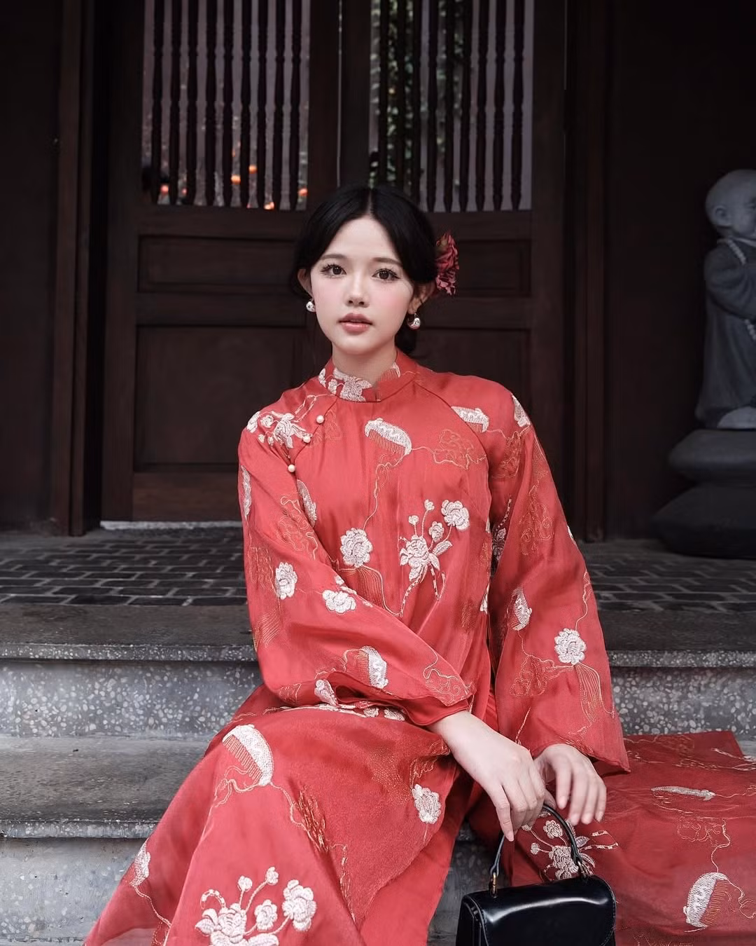 Bên cạnh bộ ảnh với áo dài đỏ, trên trang cá nhân, cô nàng cũng đăng tải nhiều bộ ảnh áo dài, set yếm khác thu hút sự chú ý của người theo dõi.