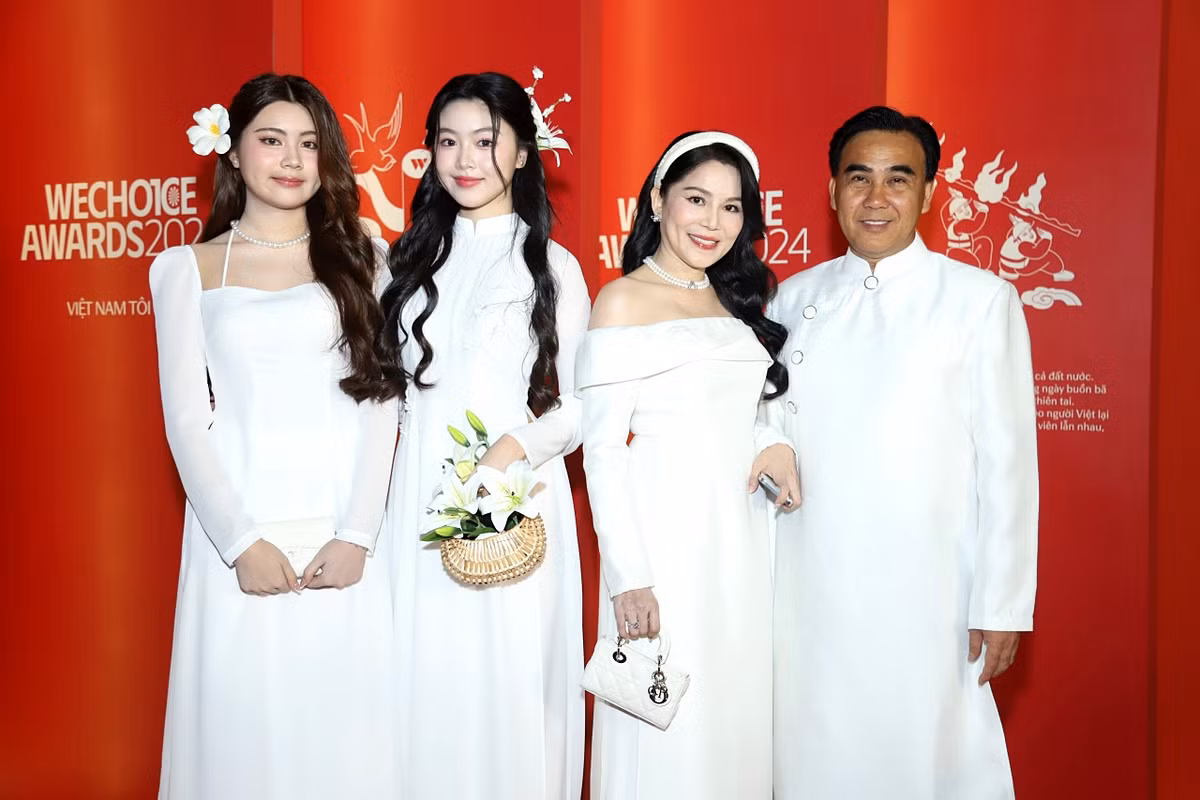 Lần này, cả Lọ Lem và Hạt Dẻ lựa chọn xuất hiện với áo dài trắng và đó cũng là dresscode đặc biệt của gia đình tại sự kiện.