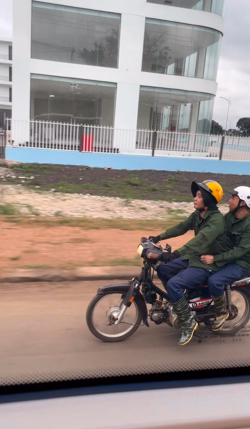 Đặc biệt chiếc xe máy "cà tàng" chỉ còn mỗi bộ khung khiến nhiều người phải bật cười. Đây là hình ảnh quen thuộc thường thấy ở nhiều người dân lao động Việt Nam.