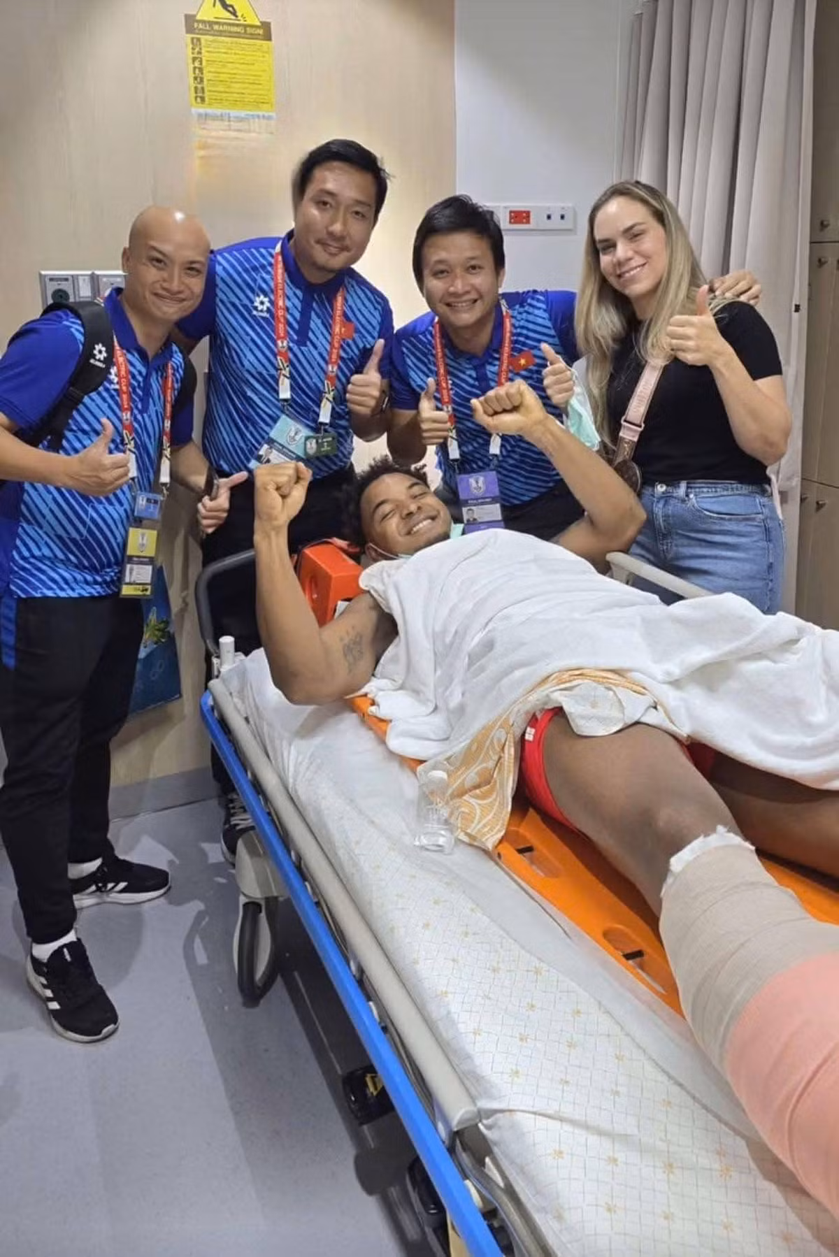 Sau 10 ngày phẫu thuật chấn thương gãy xương chày và mác, tiền đạo Xuân Son vẫn đang trong giai đoạn đầu tiên của quá trình hồi phục chức năng.