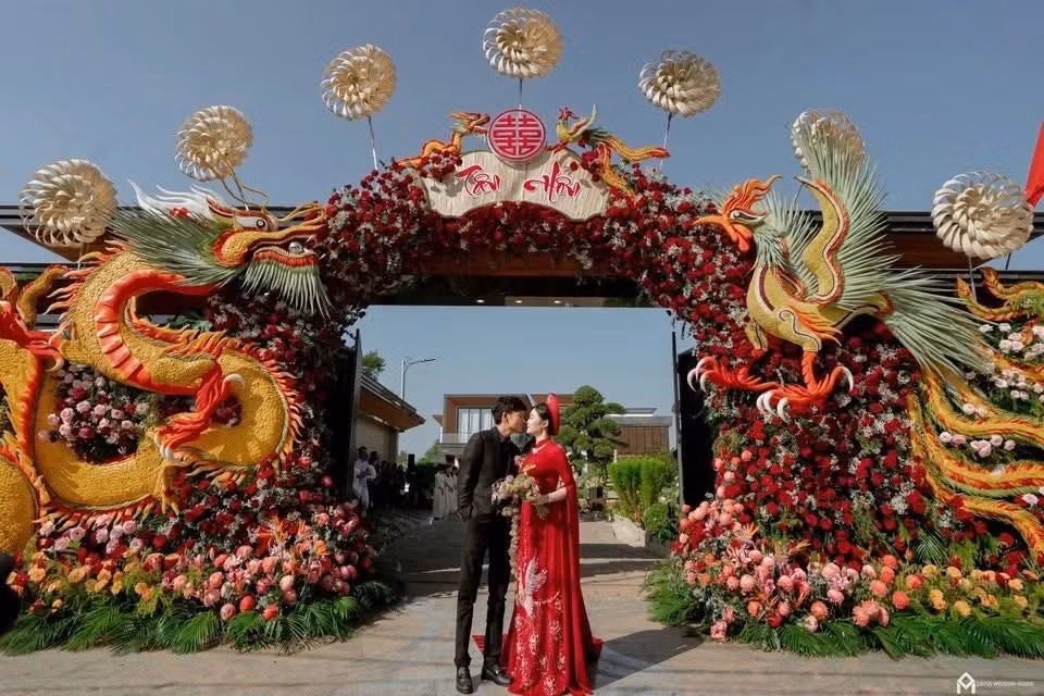 Mới đây, hình ảnh về một lễ cưới xa hoa diễn ra ở Bình Phước khiến nhiều người xuýt xoa. Được biết, chi phí tổ chức gần 10 tỷ đồng, trong đó rạp cưới ở nhà trai 5 tỷ.