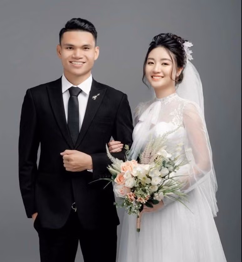 Bà xã Phạm Xuân Mạnh - Dung Trần từng là hot girl khá nổi tiếng ở Nghệ An. Dung Trần sinh năm 1997, từng tốt nghiệp cử nhân Luật tại Đại học Vinh. Tuy đã là bà mẹ 2 con nhưng Dung Trần vẫn sở hữu vóc dáng mảnh mai, xinh xắn.