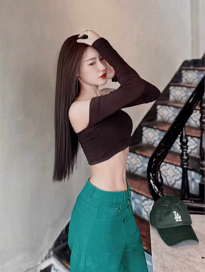 Trước khi kết hôn với Đình Triệu, Tường Linh từng tham dự chương trình truyền hình thực tế The Face Vietnam năm 2022.