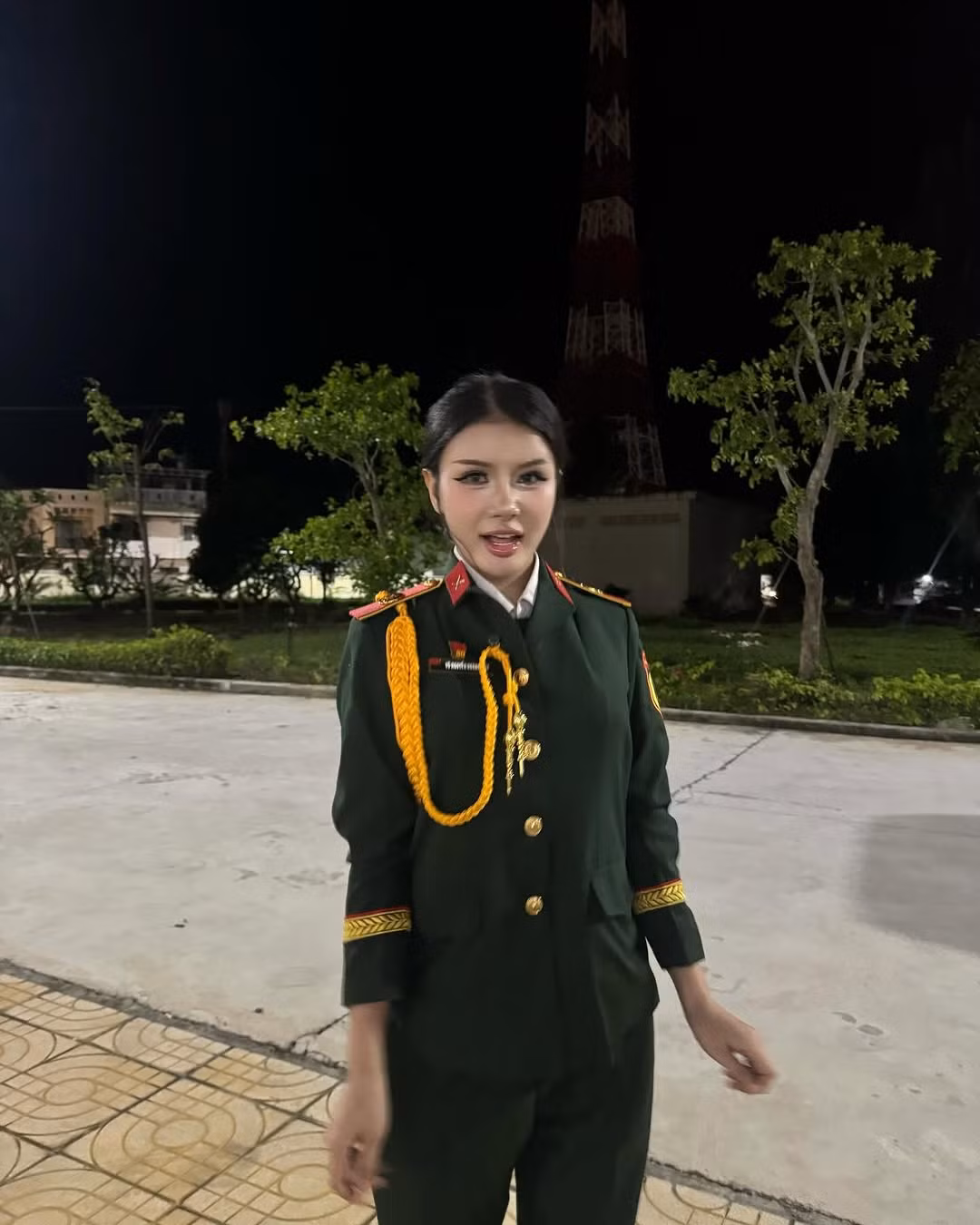 Hình ảnh này của cô nàng nhận về nhiều lời khen ngợi. Tuy nhiên, nhiều người cho rằng khi diện quân phục, cô nàng nên thay đổi một chút về phong cách trang điểm. Cách make-up nhẹ nhàng sẽ phù hợp hơn khi diện trang phục nghiêm trang như vậy.