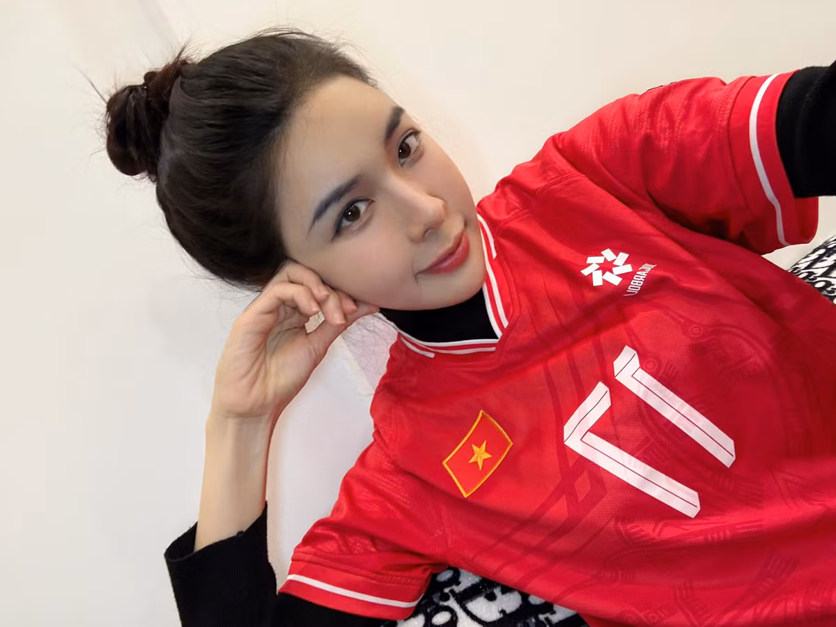 Cô nàng diện áo của tuyển Việt Nam. Nhiều người đã tinh tế nhận ra số áo số 17 là của Văn Thanh.