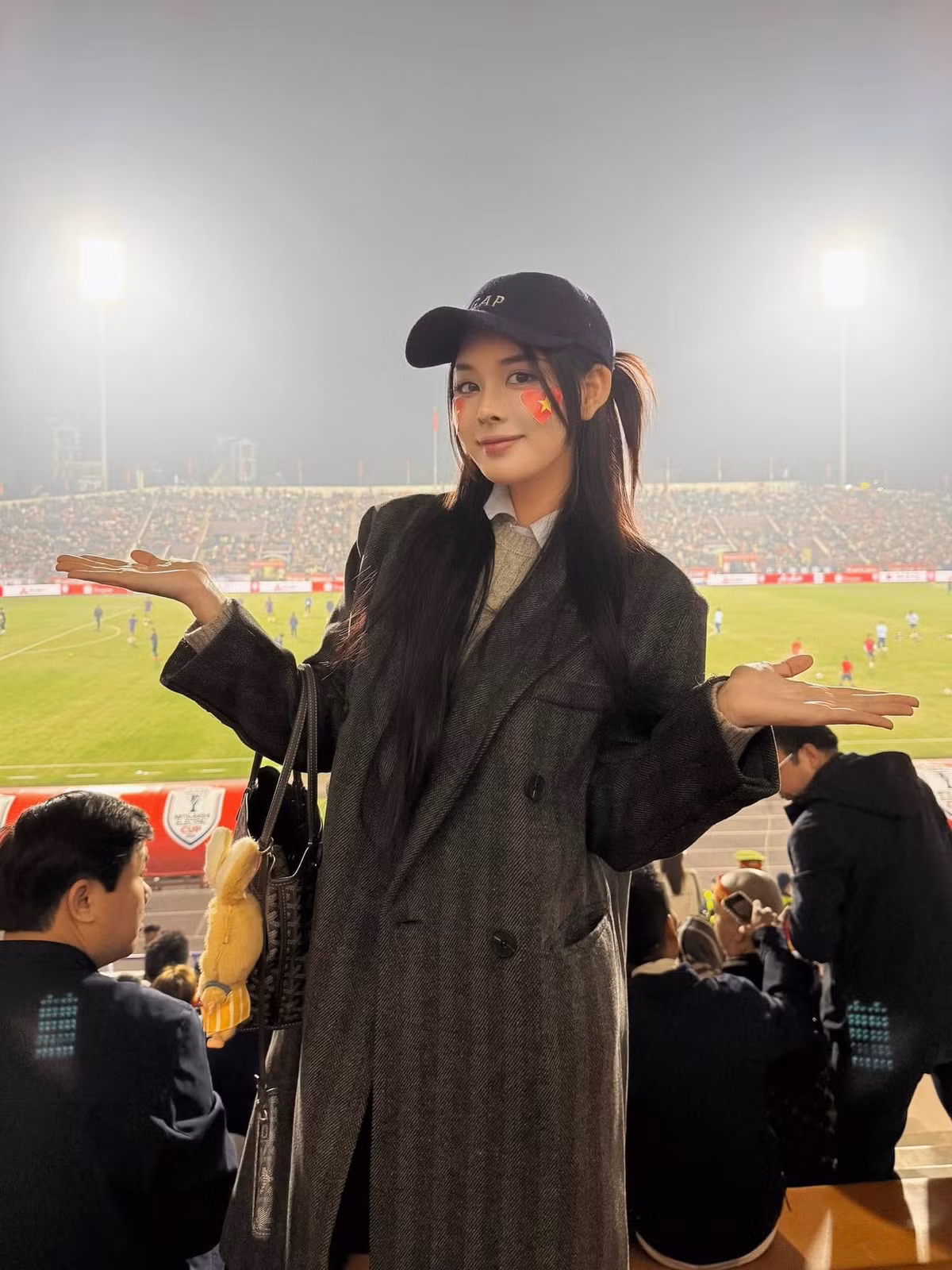 Tuy nhiên trong trận bán kết lượt về trên sân Việt Trì, Bích Hạnh đã có mặt để cổ vũ cho "bạn trai" cùng tuyển Việt Nam.