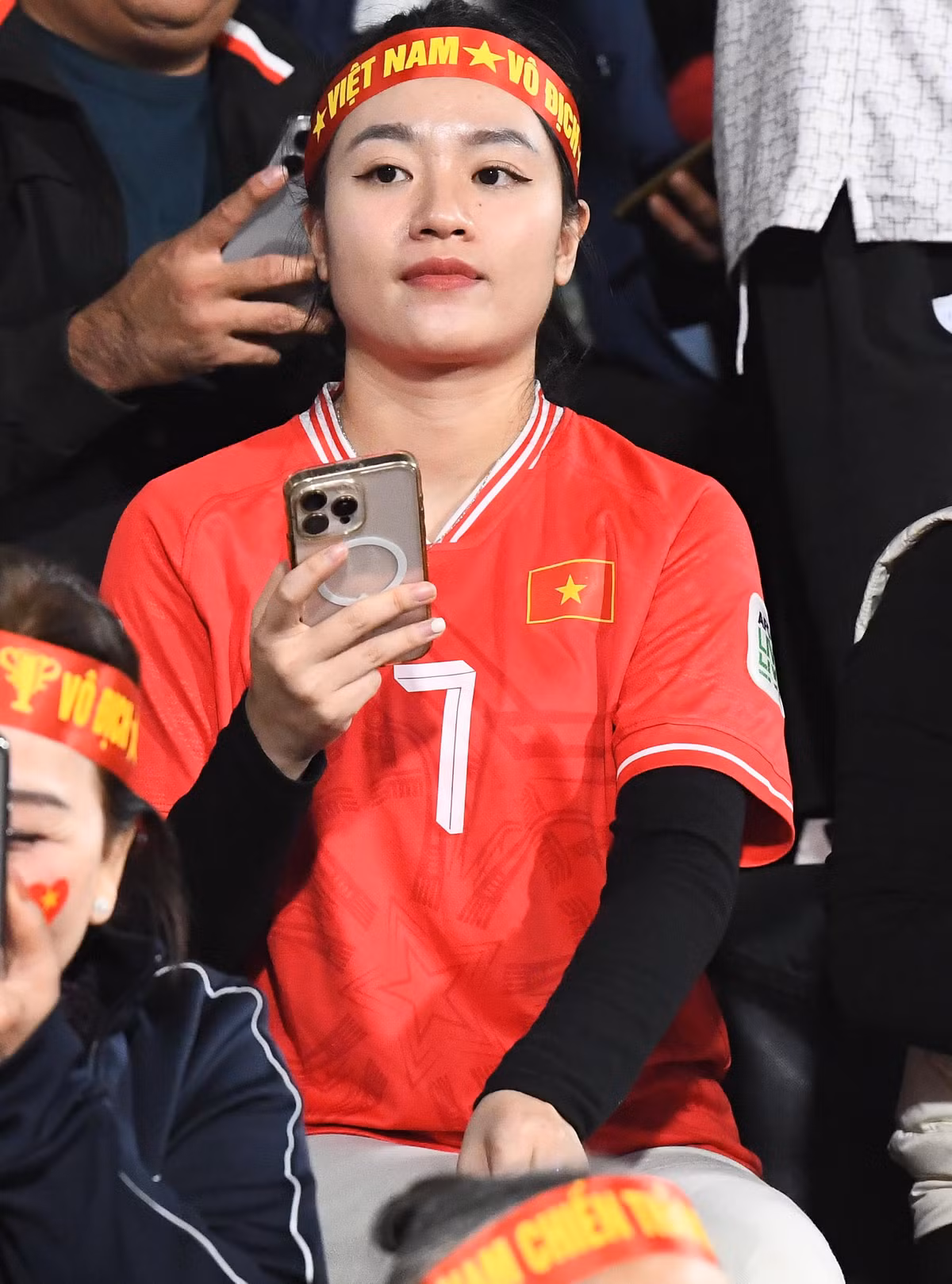 Nàng WAG Dung Trần - bà xã hậu vệ Phạm Xuân Mạnh cũng đã cùng con gái đầu lòng - bé Cam - bay sang Thái Lan để chuẩn bị theo dõi trận chung kết của ĐT Việt Nam.
