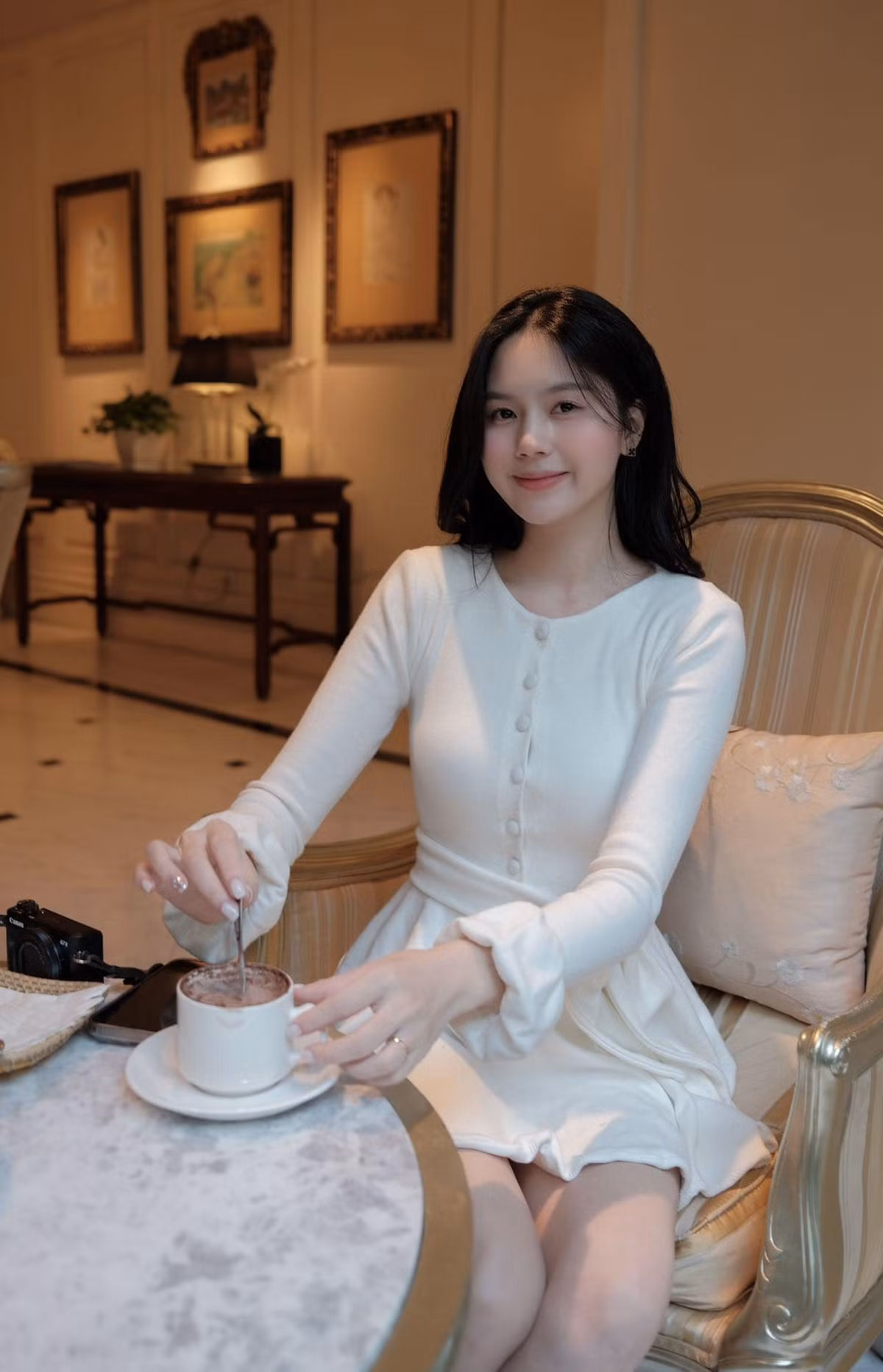 Không thua kém những nàng WAG khác, vợ Thành Chung sở hữu sắc vóc thu hút và được nhận xét chẳng kém cạnh thí sinh của các cuộc thi Hoa hậu.
