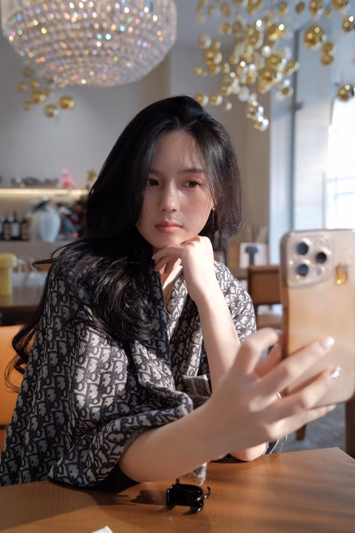 Ở phần bình luận, nhiều lời dành lời khen có cánh dành cho trung vệ của tuyển Việt Nam: "Trời ơi cổ nổi bần bật luôn đó", "xinh quá đi mất thôi", "may mắn lắm mới cưới được Tố Uyên".