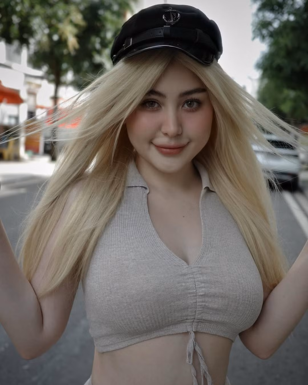 Không hoạt động nhiều trong lĩnh vực nghệ thuật, song hot girl Sunna (tên thật: Wilson Nhật Anh, SN 2002) - bạn thân của Xoài Non vẫn nhận được nhiều sự quan tâm trên mạng xã hội.