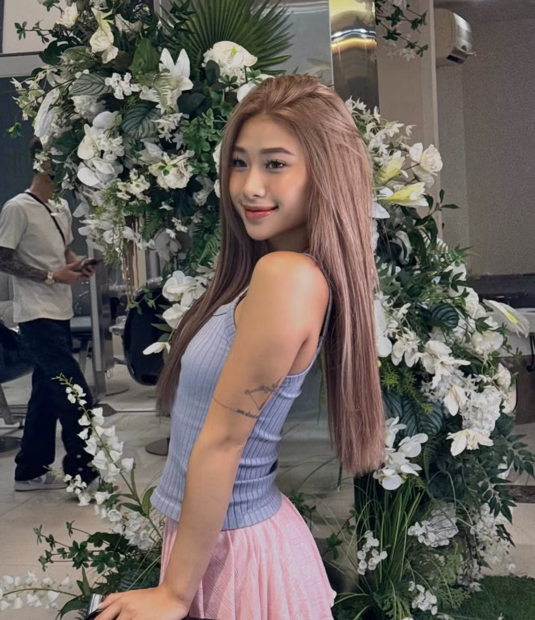 Tuy nhiên nhiều người phát hiện rằng hành động của cô nàng hiện tại đang đi ngược với lời tuyên bố trước đây. Nàng Tiktoker từng công khai khẳng định "không bao giờ sửa vòng một", "lép mới sang" trong một lần trò chuyện trực tuyến.