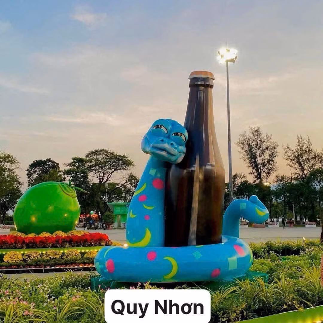 Linh vật rắn "say xỉn" ở Quy Nhơn.