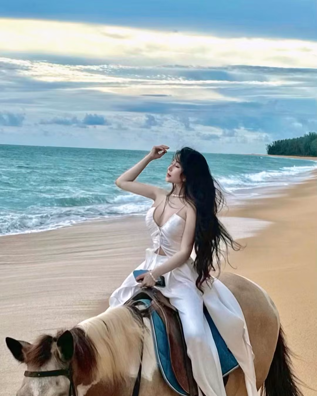 Mặc dù hot girl 23 tuổi luôn khăng khăng mình chưa từng PTTM nhưng nhiều bằng chứng tố cô nàng từng tiêm filler rồi ảnh quá khứ kém sắc dường như lại chứng minh điều ngược lại...