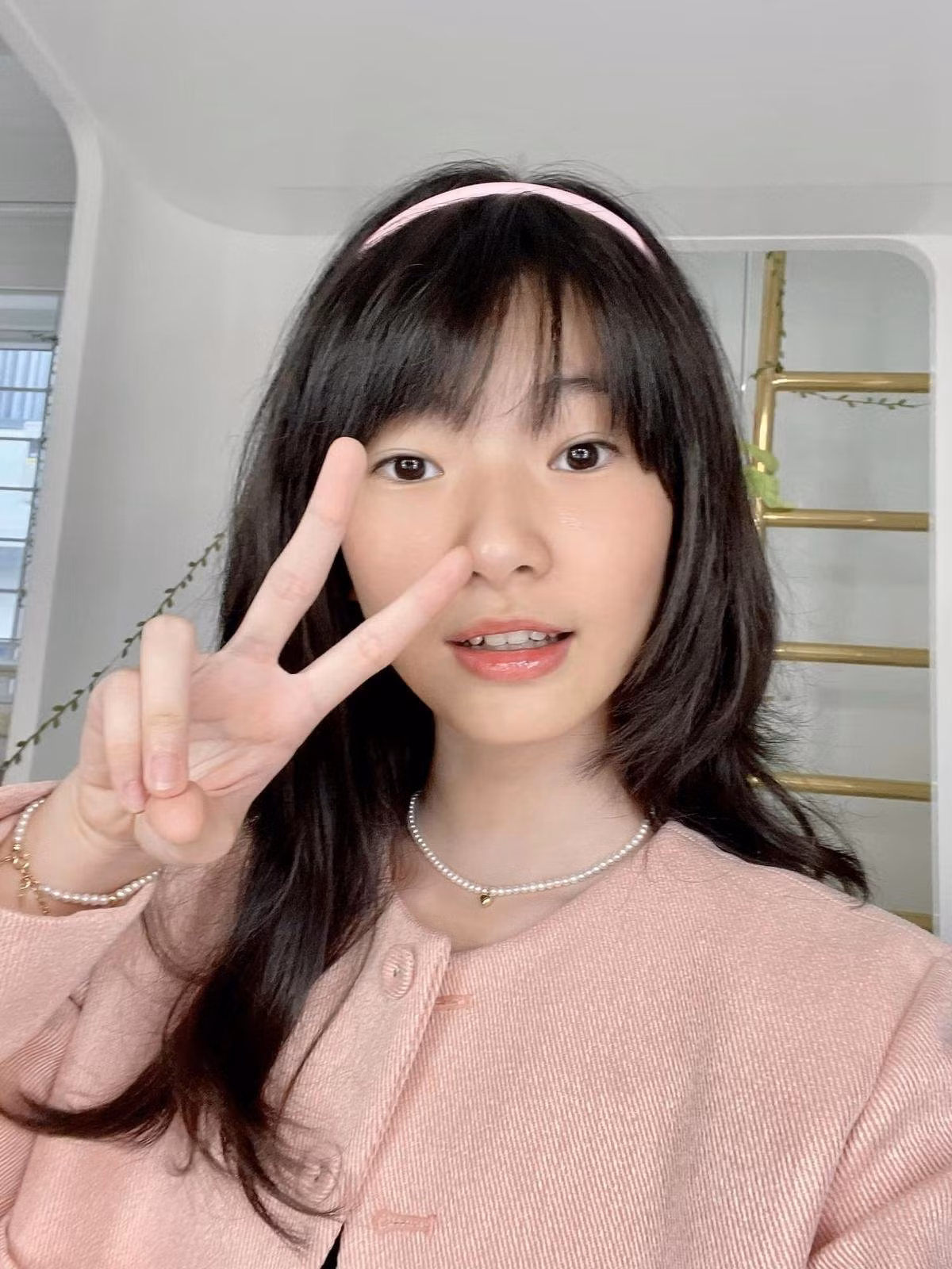 Nhiều người còn nhận xét cô bé có nét xinh xắn khá lạ mắt, giống như gái Hàn.