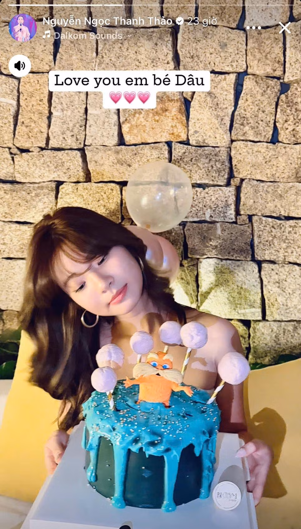 Mới đây, MC Thanh Thảo gây chú ý khi đăng tải hình ảnh của con gái cưng là bé Dâu trên story trang cá nhân. Cô còn bày tỏ tình cảm với nhóc tỳ: "Yêu em bé Dâu".